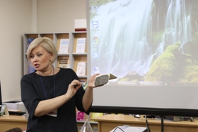 Ирина Петрова демонстрирует глиняную табличку