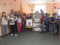 Фото на фоне Российского флага и книжной выставки