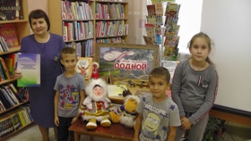 Библиотекарь Зоя Петрова с детьми