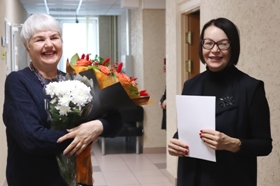Директор МБУ БИС Ирина Ивлева поздравляет Тамару Калугину с открытием выставки
