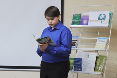Встреча с писателями в модельной библиотеке Школьники читают стихи