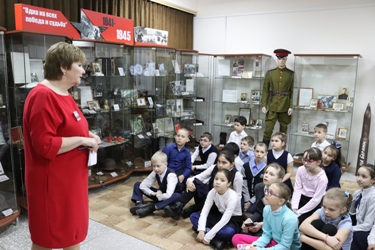 Группа школьников  на экскурсии Музея боевой и трудовой славы МБУ "БИС" 