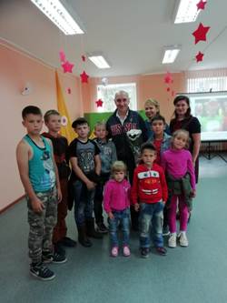 Юрий Налобин с юными читателями библиотеки 5