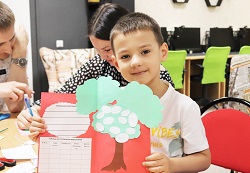 мальчик показывает открытку с семейным древом