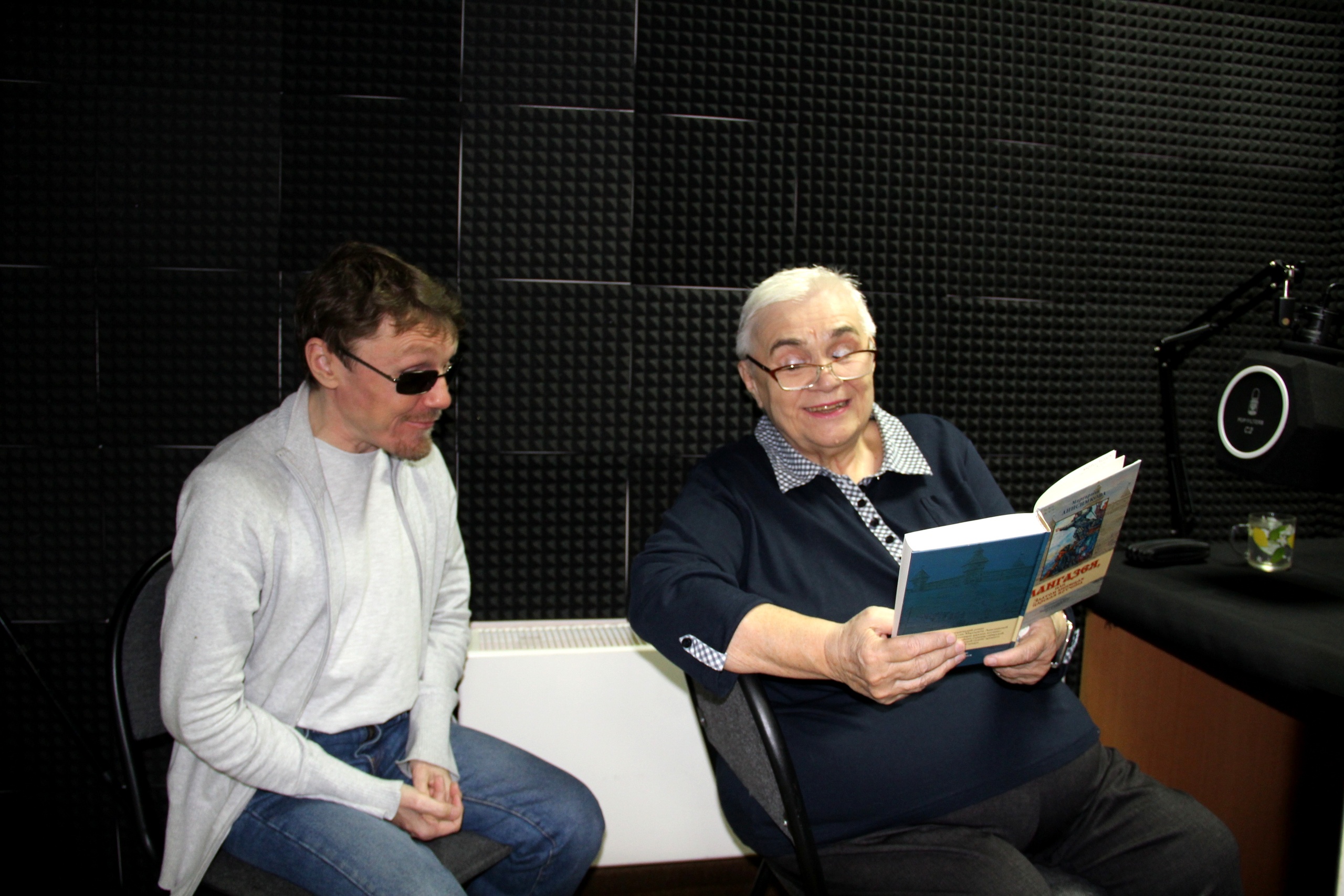 Л.Я Журавлёва в студии звукозаписи