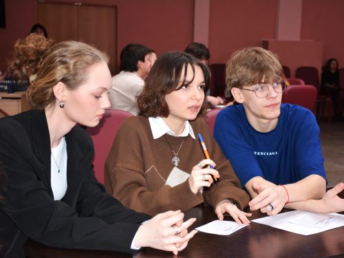 участники турнира думают над ответом